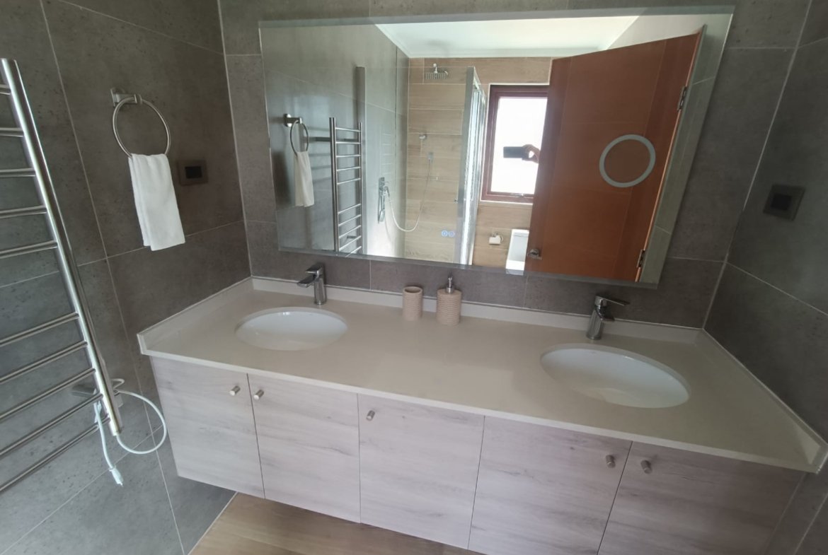 SE VENDE CASA EN EXLUSIVO CONDOMINIO DE LOS ÁNGELES