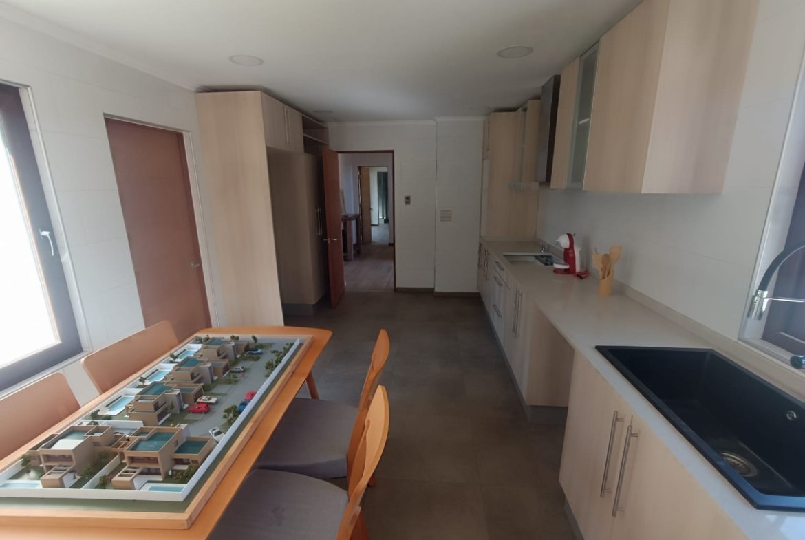 SE VENDE CASA EN EXLUSIVO CONDOMINIO DE LOS ÁNGELES