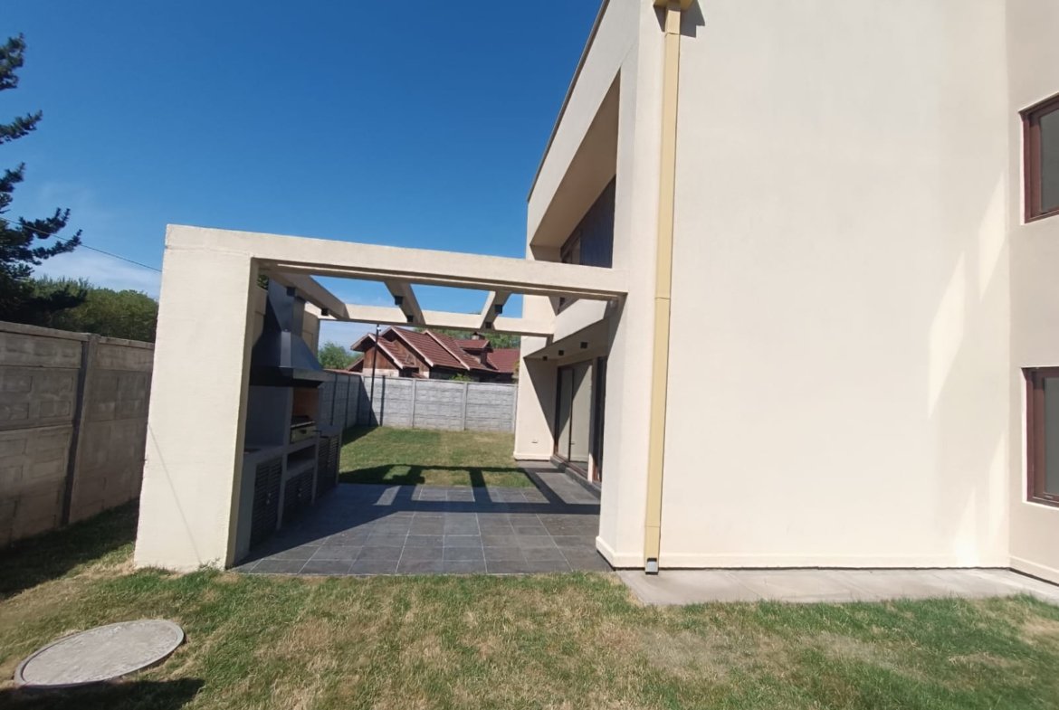SE VENDE CASA EN EXLUSIVO CONDOMINIO DE LOS ÁNGELES