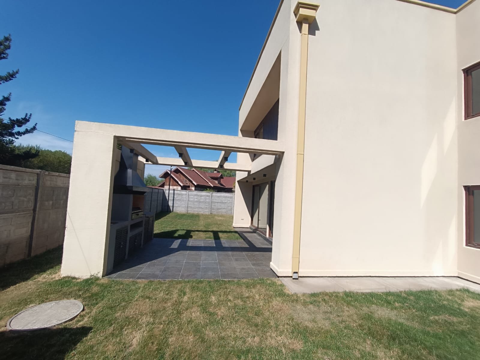 SE VENDE CASA EN EXLUSIVO CONDOMINIO DE LOS ÁNGELES