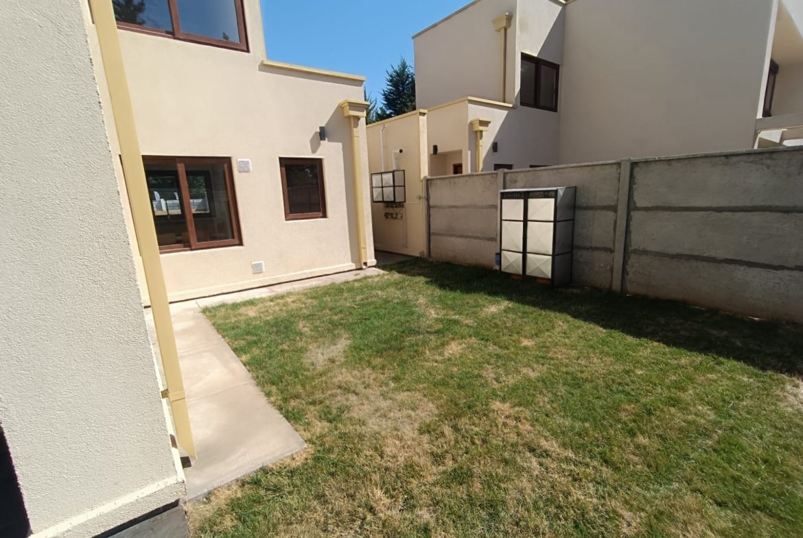 SE VENDE CASA EN EXLUSIVO CONDOMINIO DE LOS ÁNGELES