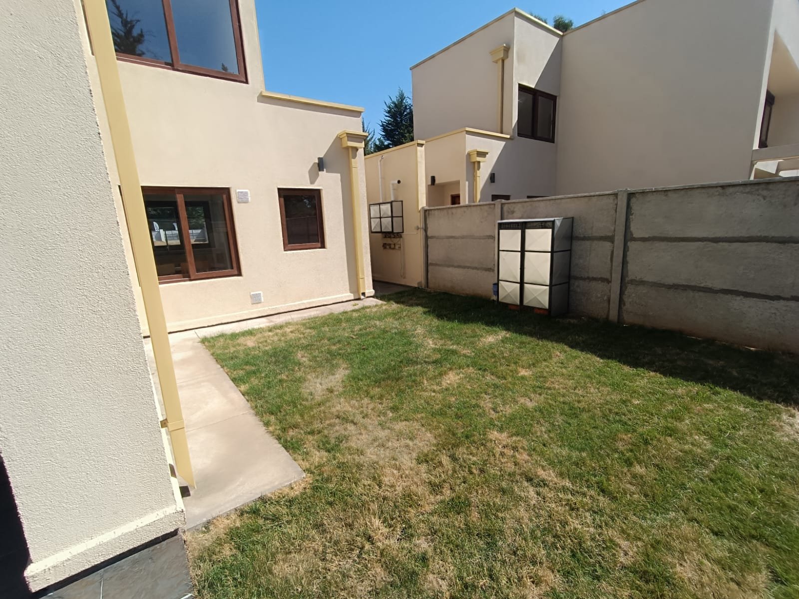 SE VENDE CASA EN EXLUSIVO CONDOMINIO DE LOS ÁNGELES