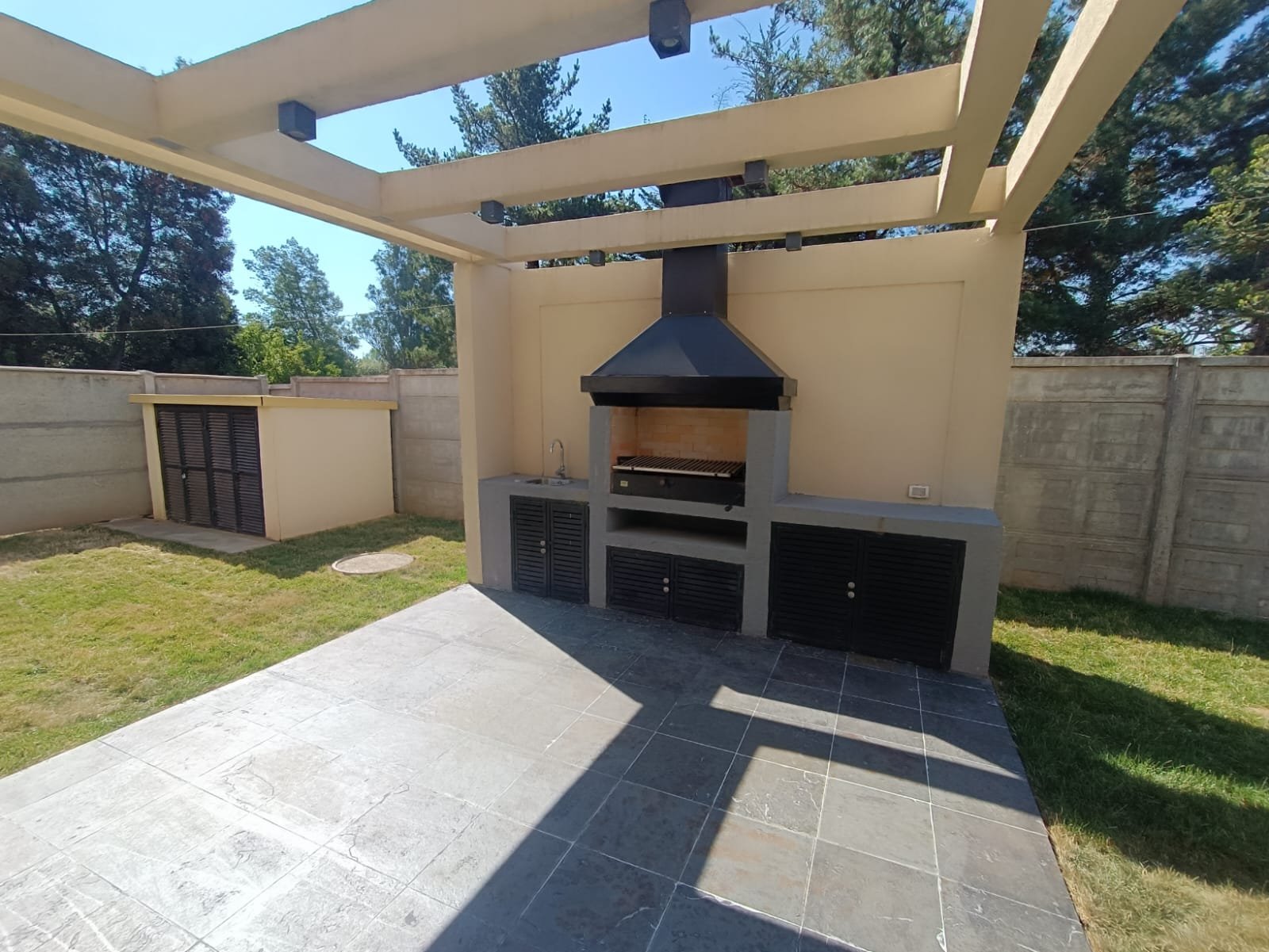 SE VENDE CASA EN EXLUSIVO CONDOMINIO DE LOS ÁNGELES