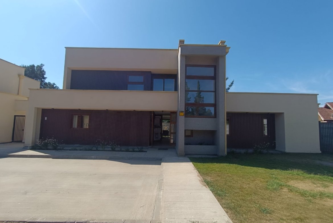 SE VENDE CASA EN EXLUSIVO CONDOMINIO DE LOS ÁNGELES