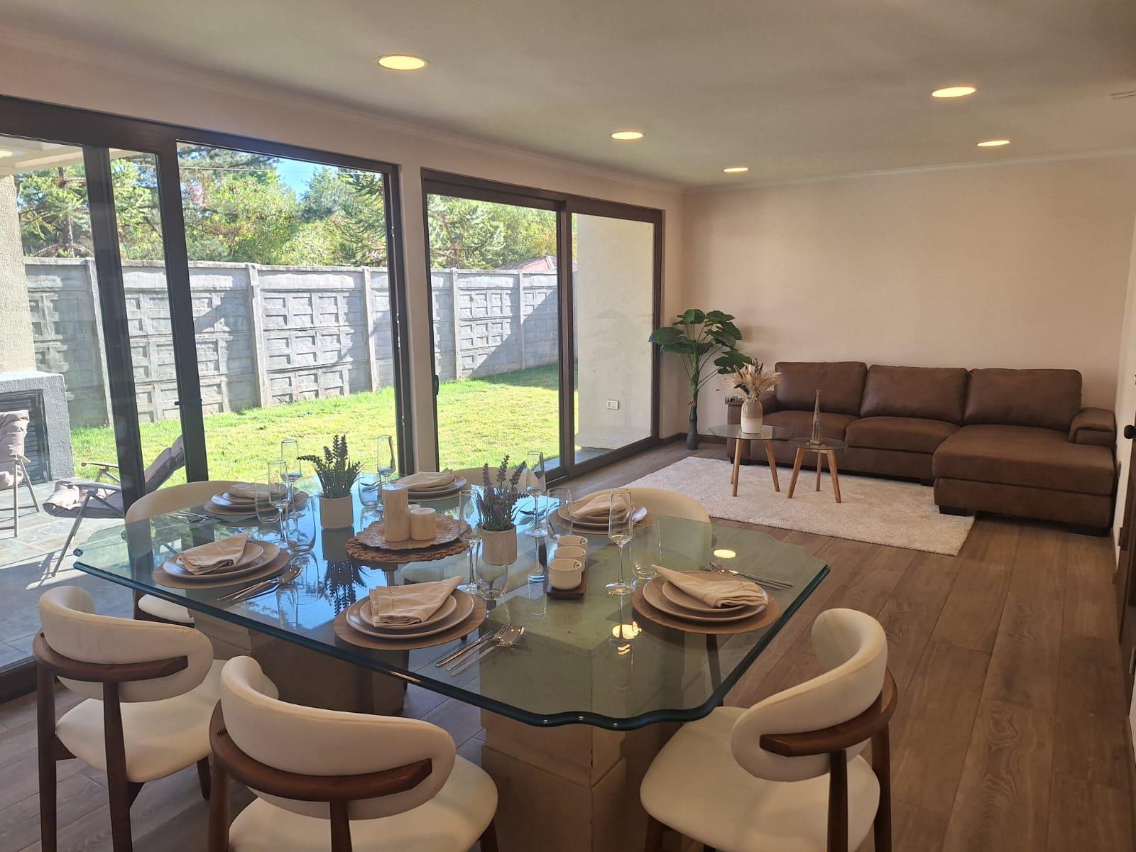 SE VENDE CASA EN EXLUSIVO CONDOMINIO DE LOS ÁNGELES