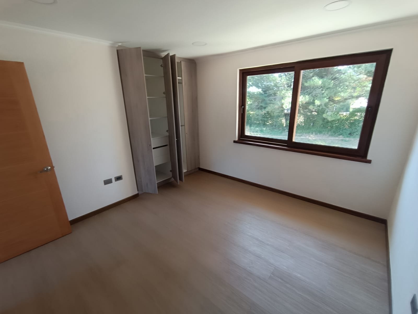 SE VENDE CASA EN EXLUSIVO CONDOMINIO DE LOS ÁNGELES