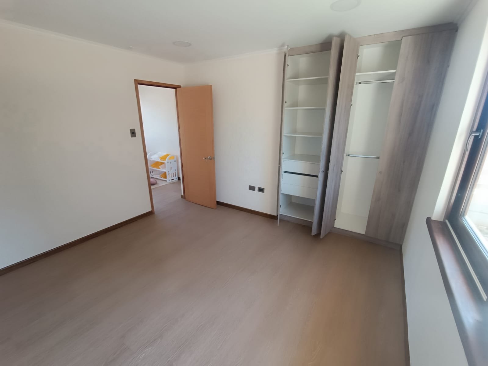 SE VENDE CASA EN EXLUSIVO CONDOMINIO DE LOS ÁNGELES