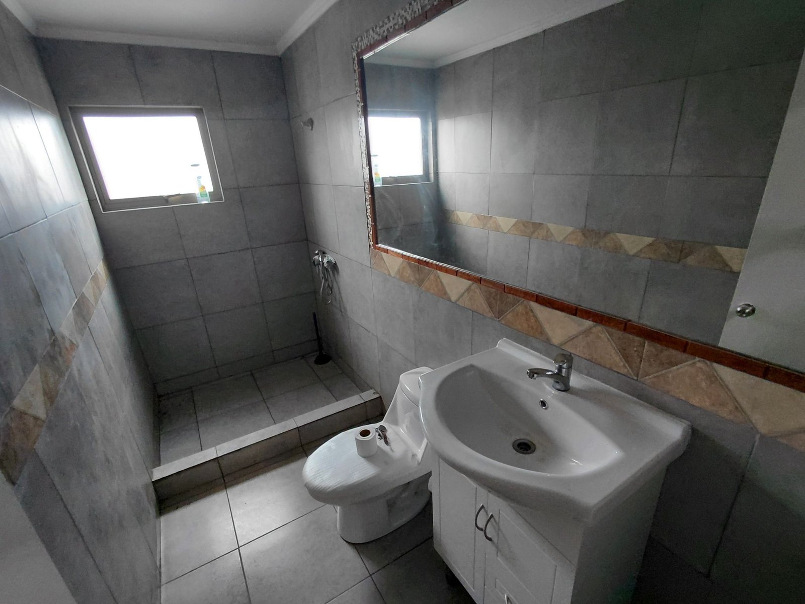 18 SE VENDE HERMOSA Y AMPLIA CASA CON NEGOCIO EN VILLA ANTUMALÉN, TEMUCO