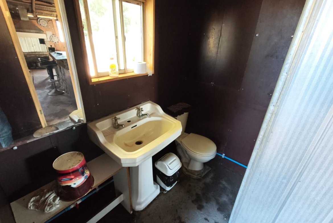 SE VENDE PARCELA 1 HA. DOS CASAS Y PISCINA A 9 KILóMETROS DE LOS ÁNGELES