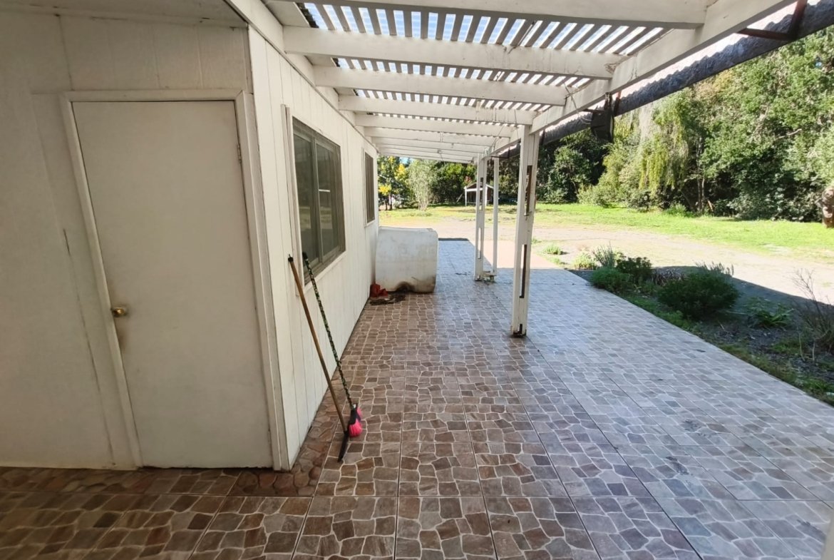 SE VENDE PARCELA 1 HA. DOS CASAS Y PISCINA A 9 KILóMETROS DE LOS ÁNGELES