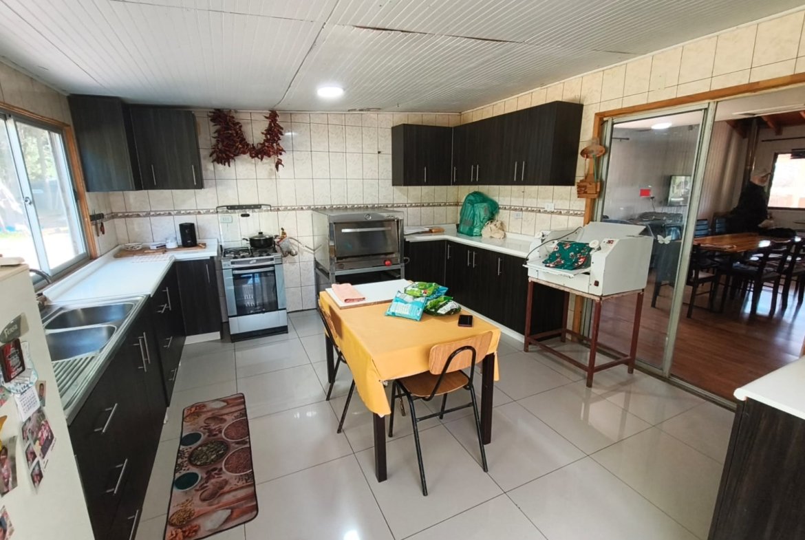 SE VENDE PARCELA 1 HA. DOS CASAS Y PISCINA A 9 KILóMETROS DE LOS ÁNGELES